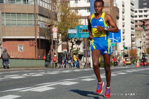 博多写景 福岡国際マラソン テケステ・ケベデ 選手（エチオピア） Vitamin Qsyu 応援隊