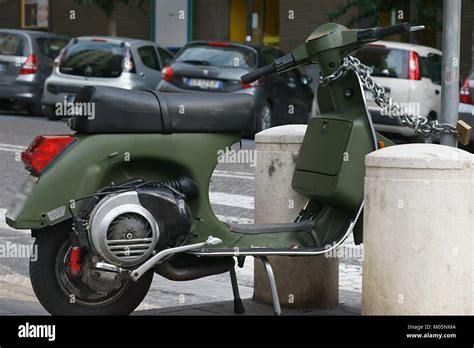 Italian's Vintage Motorbike Vespa Piaggio Stock Photo - Alamy