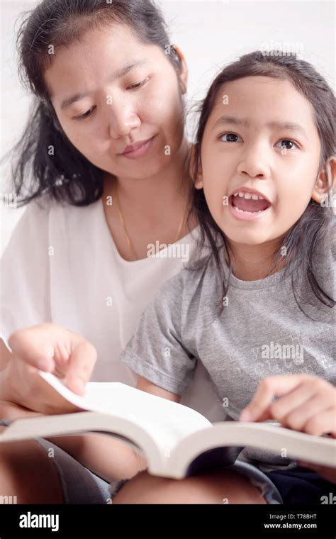 Maman Et Sa Fille Lisent Un Livre Banque De Photographies Et Dimages à