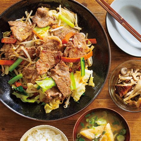 豚カタロースと野菜の甘ピリ醤油炒め、きのこのマリネ、お揚げとねぎのみそ汁（2人分）｜だいどこログ 生協パルシステムのレシピサイト