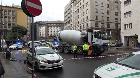 Milano Donna In Bici Travolta E Uccisa Da Una Betoniera