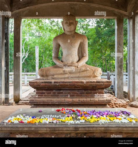 Die Samadhi Buddha Statue Im Mahamevnawa Park In Anuradhapura Sri