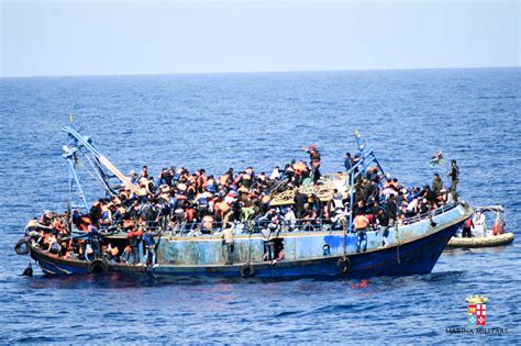 M Diterran E Un Navire De Migrants Chavire En Pleine Mer