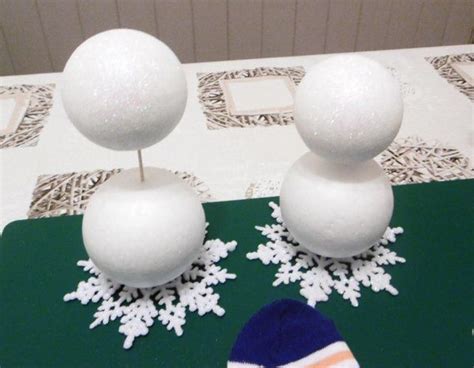 Des Bonhommes De Neige Avec Des Boules En Polystyr Ne Et Des Socquettes