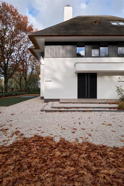 Nieuwbouw Witte Villa Met Rieten Kap In Eindhoven