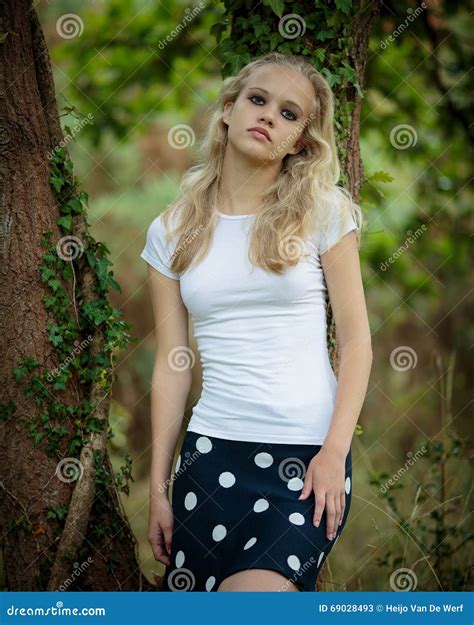 Belle Adolescente Blonde Dehors Dans Les Bois Image Stock Image Du