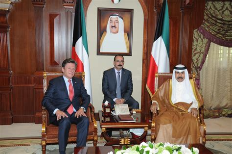 كونا His Highness the Crown Prince receives local officials outgoing