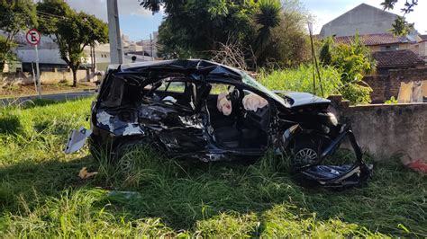 Ap S Acidente Entre Carro E Caminh O Duas Pessoas Ficam Feridas E