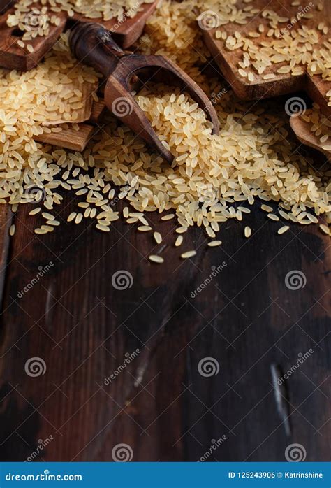 Arroz Cocido A Medias Con Una Cuchara De Madera Foto De Archivo