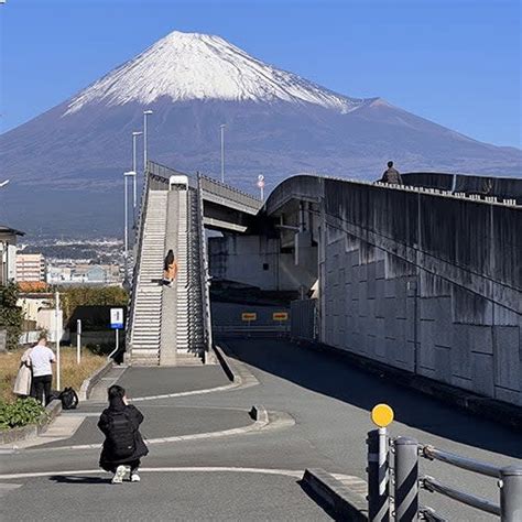 富士山夢之大橋也被封了！日本政府來真的，為阻止遊客闖馬路拍照，簡易柵欄將改金屬製。