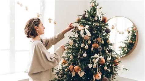 Professional Tree Decorator Shares Triangle Method To Hang Christmas Baubles Mirror Online