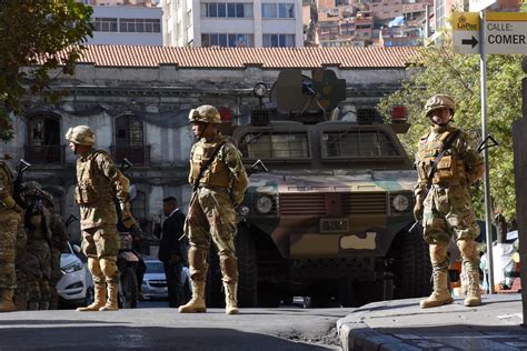 Militares Camuflados Con Cascos De Guerra Y Armados Adem S De