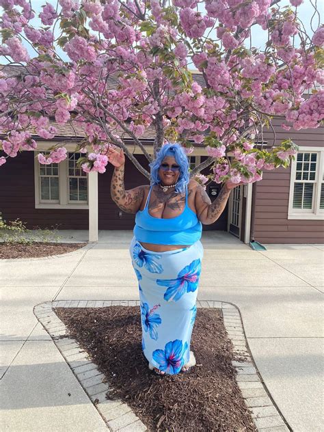 Big - Blissful curves 🌸 #BigGirlsRawk 🤘🏾💦 📸 Photo Kredit : Faith Cox