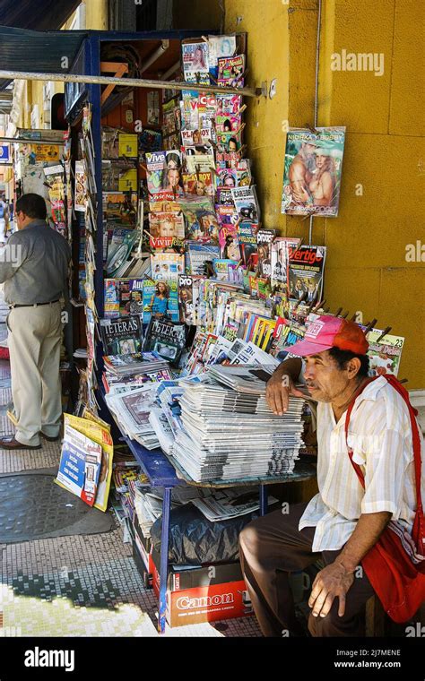 M Xico La Revista Y El Peri Dico Est N En Una Esquina De La Calle