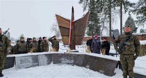 Ods Oni To Odbudowany Pomnik Katy Ski Na Cmentarzu W Nowym Targu