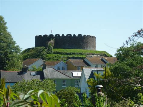 Totnes Castle and The Butterwalk in Totnes Devon - Information and ...