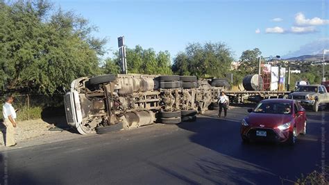 Falla mecánica provoca volcadura de un tráiler FOTOGALERÍA