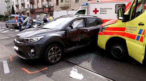 NonstopNews Auto kollidiert mit Einsatzfahrzeug 79 jähriger Pkw