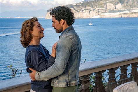 Engaño la serie italiana que está triunfando inesperadamente en Netflix