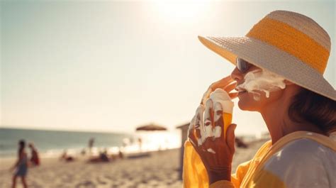 Aplicar Protector Solar En La Playa Foto Premium