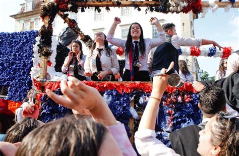 Alcoholocausto Cortejo Da Queima Das Fitas De Coimbra Gera Pol Mica