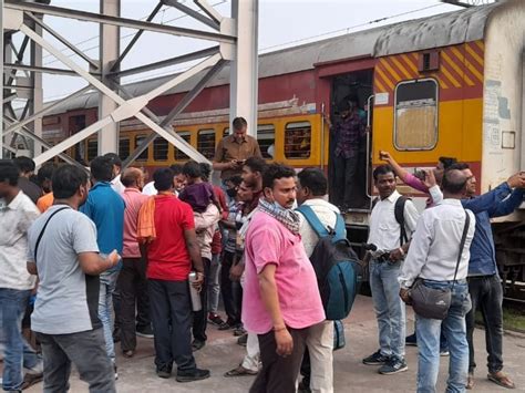 Mumbai Howrah Weekly Train Derailed At Tatanagar Station In Jharkhand