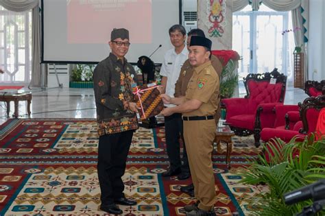 Gubernur Kalimantan Tengah Serahkan DIPA Tahun 2024 Universitas