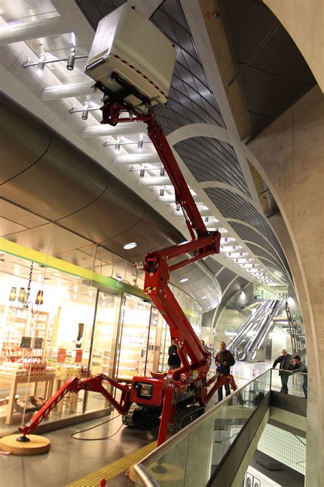 Spider Lifts Tracked Boom Lifts From Hls Experts In Working At Height