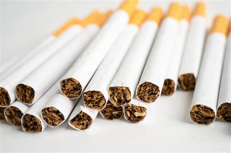 Tabaco Para Cigarrillos En Rollo De Papel Con Tubo De Filtro Concepto