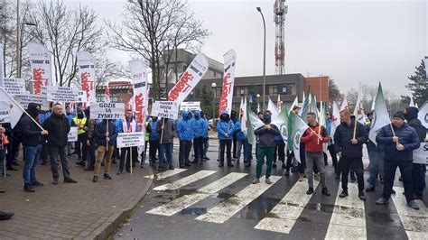 Protest górników z kopalni Rudna przed siedzibą KGHM Radio Wrocław