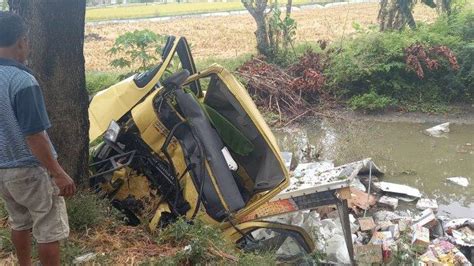 Kecelakaan Maut Di Tuban Truk Oleng Gagal Nyalip Lalu Tabrak Pohon