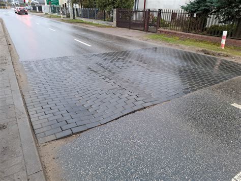 Był próg zwalniający, teraz jest fala z kostki