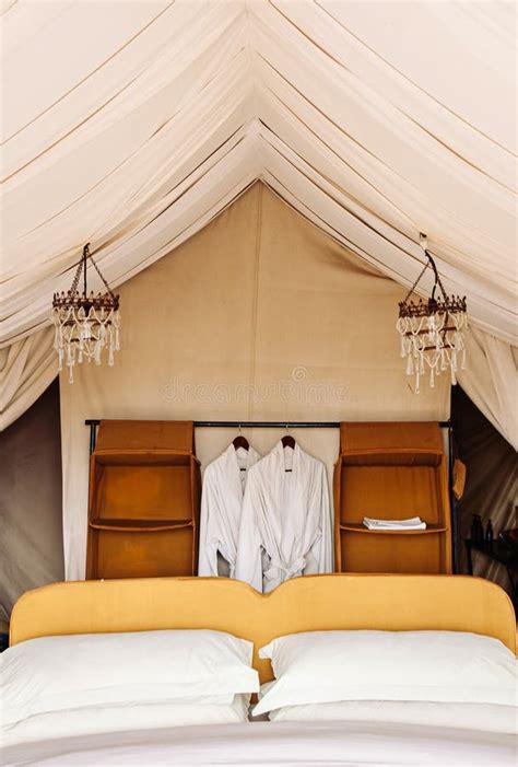 Luxus Safari Zeltlager Innenraum Im Serengeti Savanna Wald Glamping