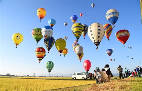 ＜バルーンフェスタ＞おうちでバルーン 佐賀市街地上空に30機 10月31日、11月1日に 夜間係留も近日予定 暮らし・文化 佐賀県の