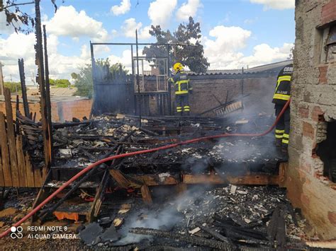 Corpo carbonizado é encontrado após incêndio em residência na