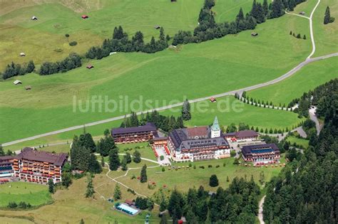 Kr N Aus Der Vogelperspektive Geb Udekomplex Der Hotelanlage Schloss