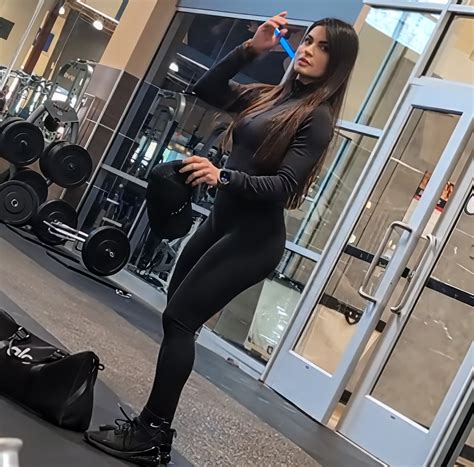 (OC) Sexy fit gym Latina popping a squat w/slight VPL - Spandex