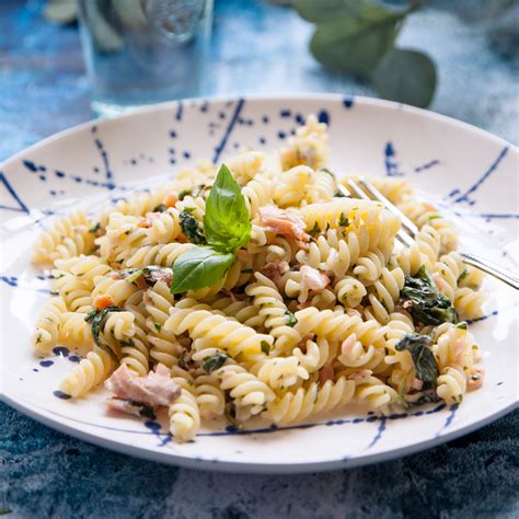 Fusilli Amore pasta med rökt lax och spenat Tasteline