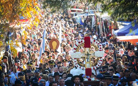 Una multitud de fieles participó de la misa central y la tradicional