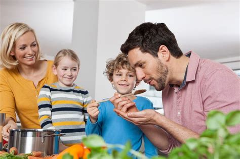 Conocé los indudables beneficios de cocinar en familia