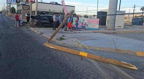 Pierde El Control Destroza Su Auto Y Tumba Poste De Luz