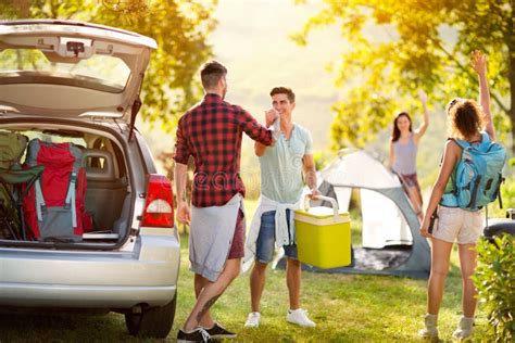 Sagen Sie Zu Gerade Angekommenen Freunden Auf Einem Camping Ausflug