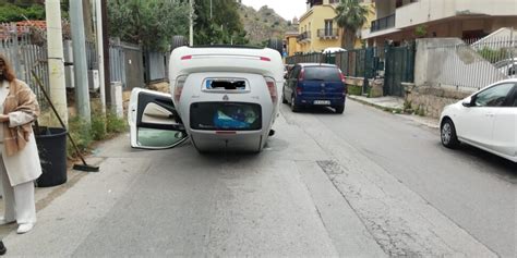 Incidente A Palermo Auto Si Ribalta In Via Bonanno Ferita Una Ragazza