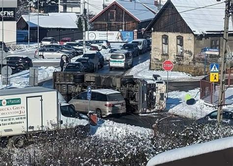 Wypadek w Nowym Sączu Tir przewrócił się na bok i zablokował ruch na