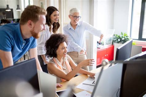 Groupe R Ussi D Hommes D Affaires Au Travail Dans Le Bureau Image Stock