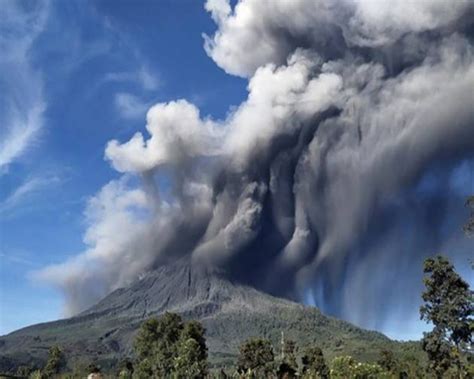 Thousands Evacuated In Eastern Indonesias After Volcano Eruption Newstrack English 1