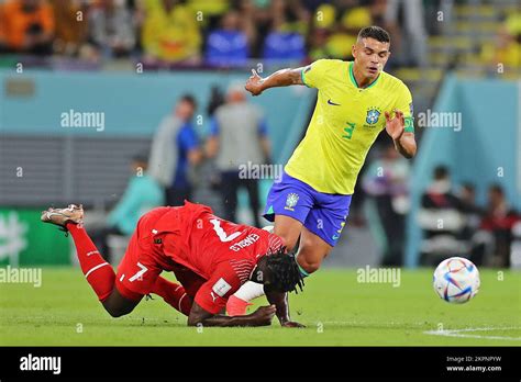 Doha Qatar Th Nov Thiago Silva Do Brasil Disputa O Lance