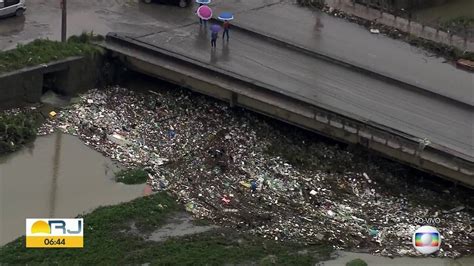 V Deo Lixo No Rio Acari Acumula Nas Sa Das Das Redes Pluviais Bom