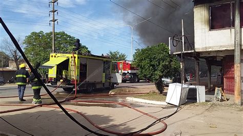 Terrible Incendio En Un Taller De Chapa Y Pintura Varias Personas