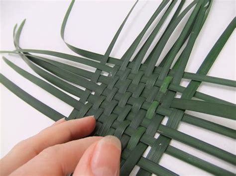 Tutorials - Weaving a diagonal green grass basket